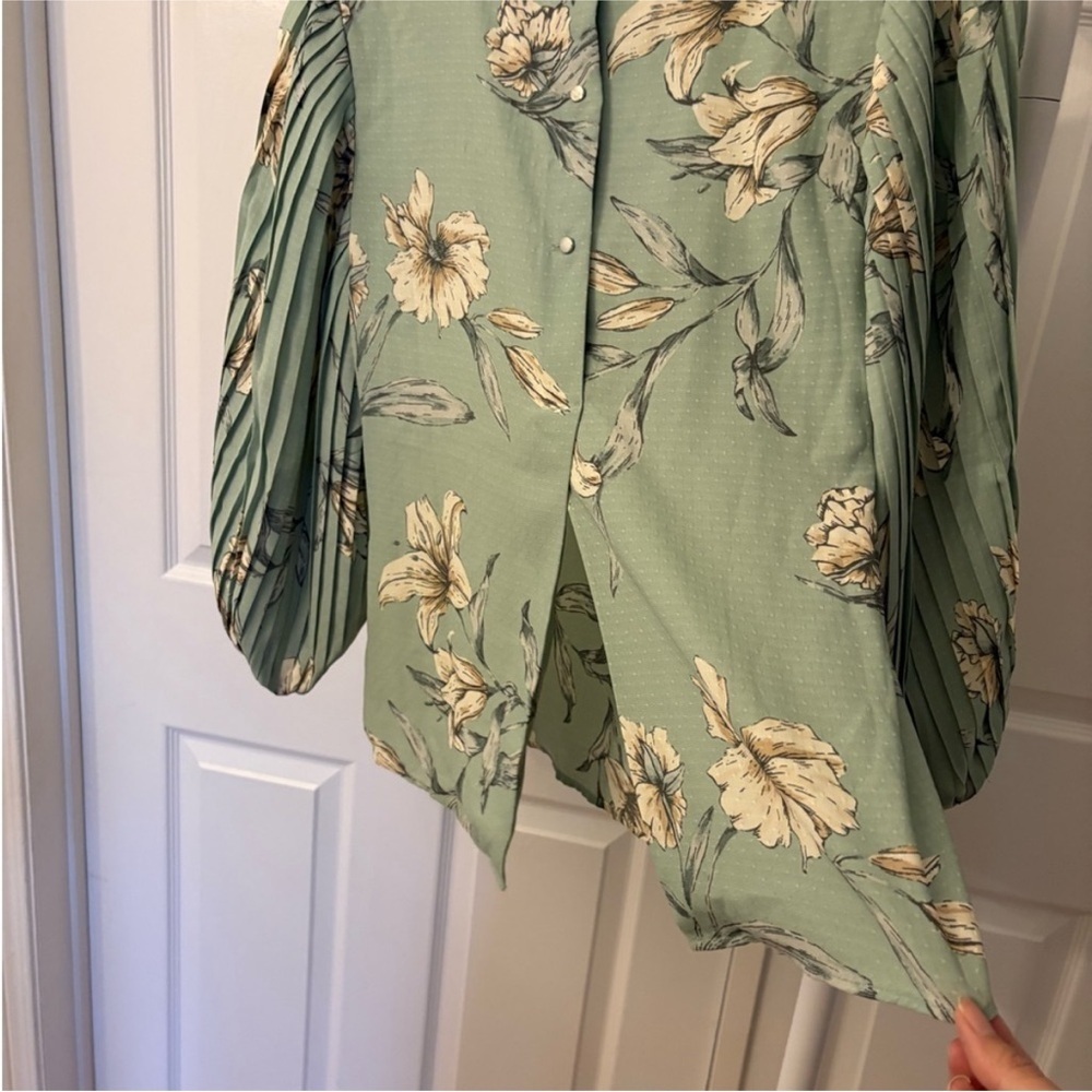 RW&CO. Sage Green Floral Print Blouse Pleated Ballon Sleeves Size Small - Picture 8 of 13